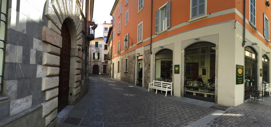Ancient Courtyard Bonanomi In Como Historic Centre Bilik gambar