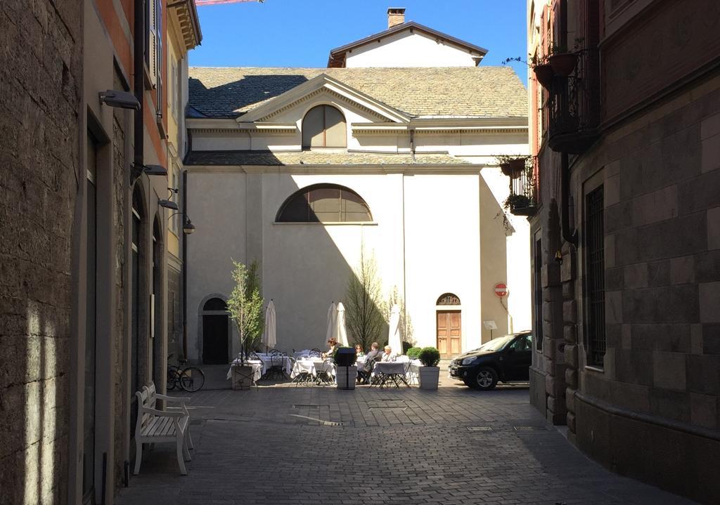 Ancient Courtyard Bonanomi In Como Historic Centre Bilik gambar