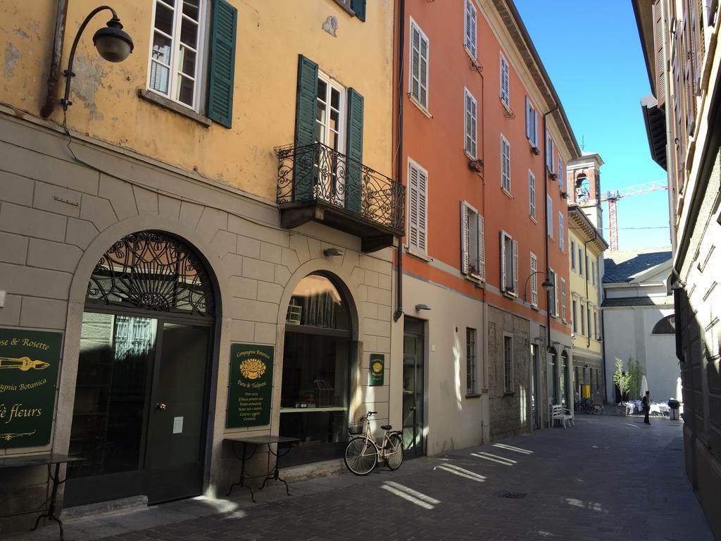 Ancient Courtyard Bonanomi In Como Historic Centre Bilik gambar