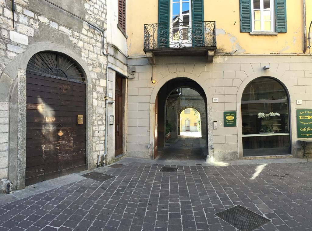 Ancient Courtyard Bonanomi In Como Historic Centre Bilik gambar